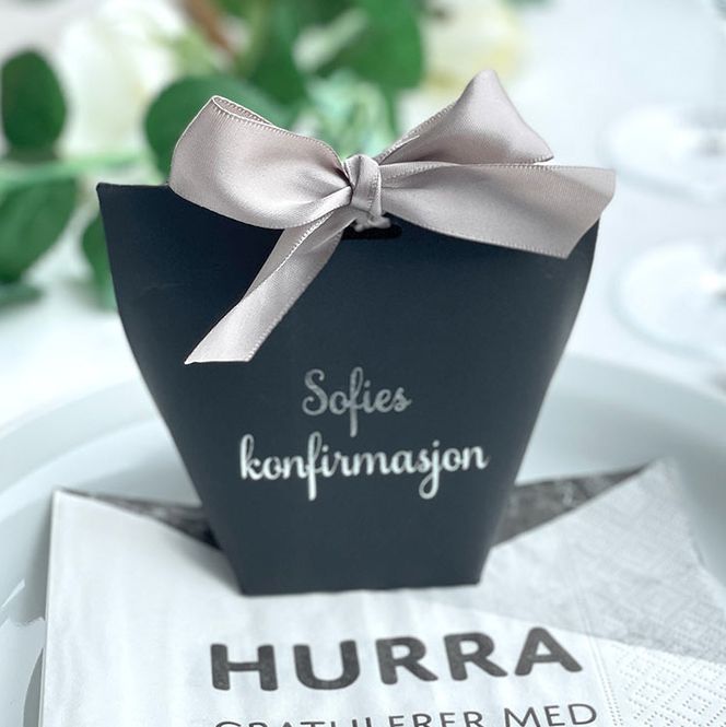 Hovedbilde Gaveeske svart, med navn, og bånd